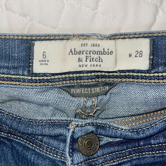 Free with any purchase 10$ or more. Abercrombie distressed Jean Short Size 28 - Picture 6 of 6